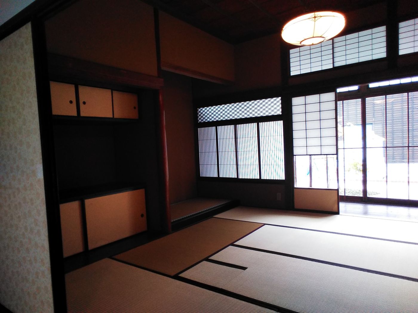 Traditional washitsu room with tokonoma alcove